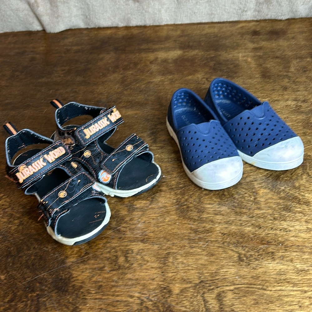 Toddler boy, size 9 shoes 2 pairs‎